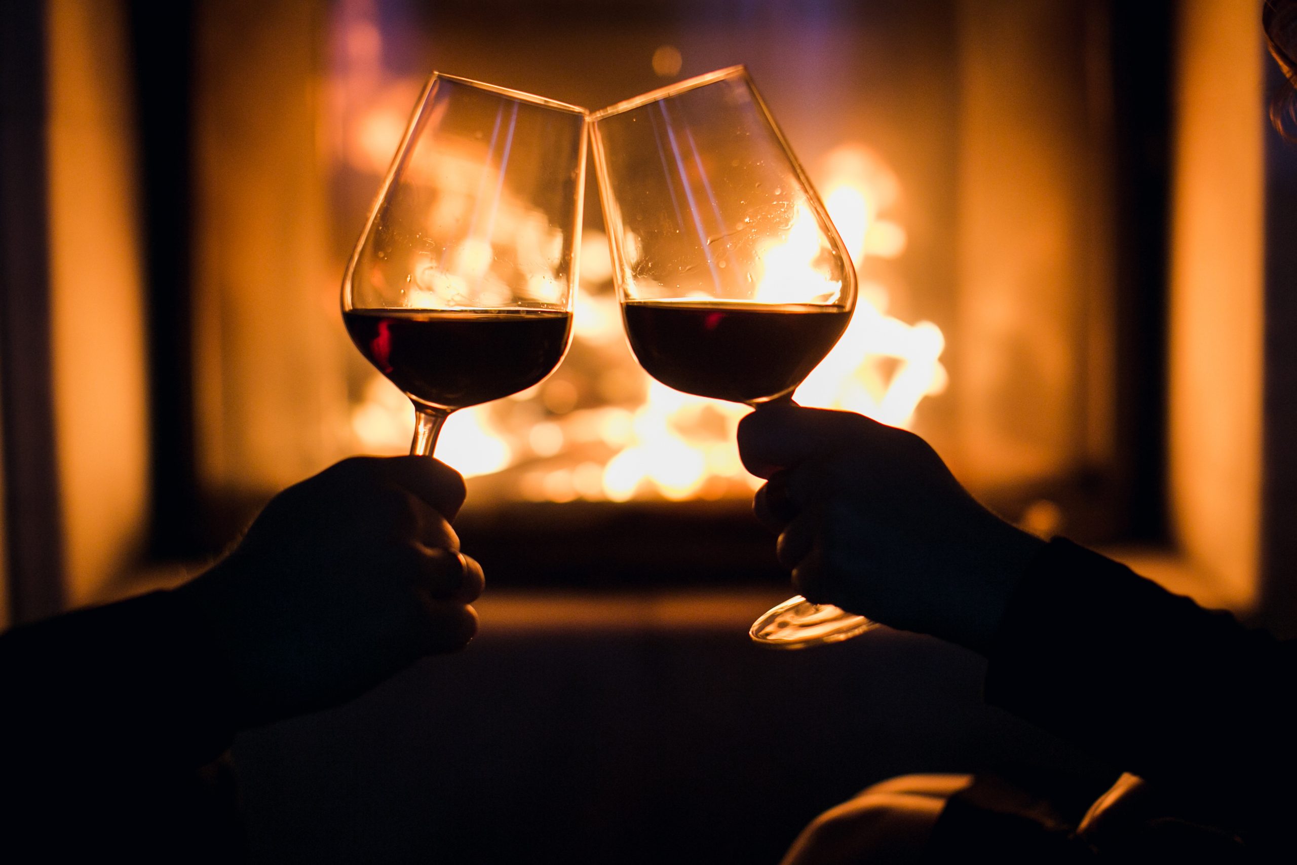 https://www.gourmethunters.com/blog/wp-content/uploads/2020/11/young-couple-have-romantic-dinner-with-wine-over-fireplace-background-scaled.jpg